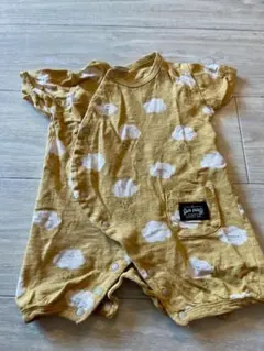フタフタ ショートロンパース 50-60 マスタード 雲柄