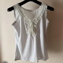 フリル付きキャミソール