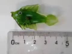 緑色ガラス魚の工芸品