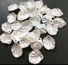 パールホワイト花びらパーツ♡３０枚セット