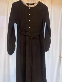 黒い長袖ワンピース レース襟付き