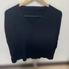 黒のVネックニットベスト