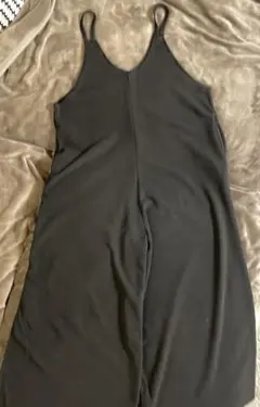 黒のサロペット