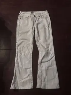 ブーツカットデニム 白