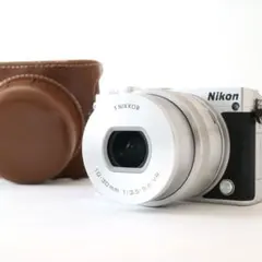 【美品・返品保証】Nikon1 J5 シルバー レンズキット レザーケース付きのサムネイル