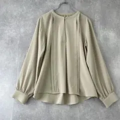 RUIRUE BOUTIQUE フロントタックブラウス ベージュ Mサイズのサムネイル