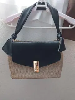 ショルダーバッグ 黒とベージュ