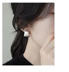 【新品未使用】シルバー アシンメトリック ピアス【匿名配送】