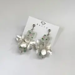ハンドメイドイヤリング　ガラスフラワー　シルバーフラワー(9)