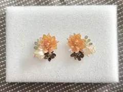 ダリアと小花の耳飾りのサムネイル