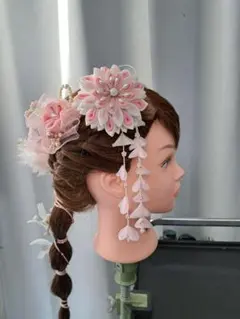 つまみ細工ピンクの花飾りと羽根の髪飾り金箔(フェイク)水引付き