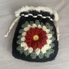 ハンドメイド 巾着袋 花モチーフ 黒 赤 緑 白 編み物