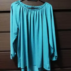 新品未使用　DoCLASSE しなやかさらさらギャザートップス　美しい緑色のサムネイル