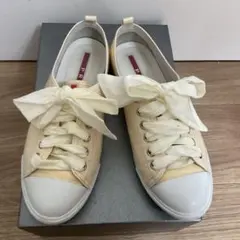 PRADA リボン スニーカー パテントレザー クリームのサムネイル