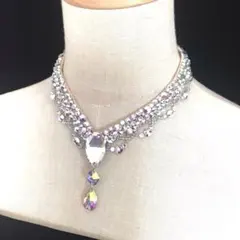 K9とスワロフスキー クリスタルのV字型ネックレス　社交ダンス