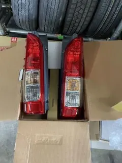 【新車外し】ハイエース 200系 8型 純正グリル マットブラック　爪折れ1箇所 新車外し】ハイエース 200系 8型 純正グリル マットブラック 爪折れ1
