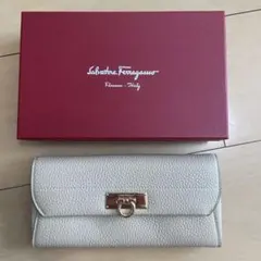 フェラガモ　長財布　ベージュのサムネイル