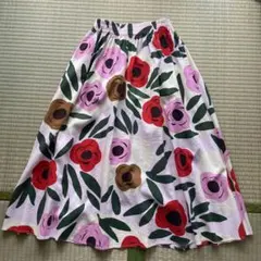 新品未使用　ユニクロ　marimekko 花柄フレアスカート XS ピンク　花柄のサムネイル