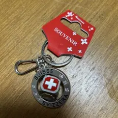 スイス国旗と花デザインのキーホルダー