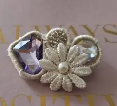 花モチーフ ブローチストーン付き