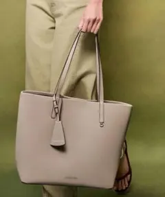 CHARLES & KEITH Beryl ベリル トートバッグ ライトベージュのサムネイル