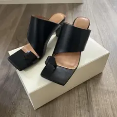 新品未使用】定価約¥110,000 JACQUEMUS レザーミュール 37 - メルカリ