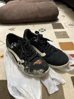 オーリーで削れたVANS の黒スニーカー　ボロのサムネイル