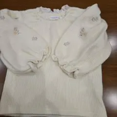 ママラク　バースデイ　90㎝　おしゃれ白ニットトップス　花の刺繍入り