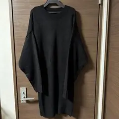 黒のクルーネック長袖ニットワンピース