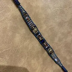 ビーズ装飾の青色ブレスレット