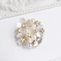 白花＊パール＆ビジューブローチ✨　式　卒業式　入学式　桜モチーフ　ハレの日　軽量