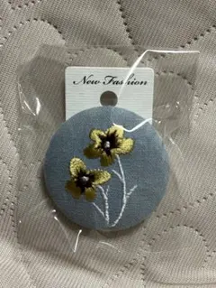 クルミボタン　ブローチ　花　刺繍