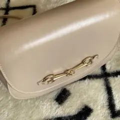 ベージュ ショルダーバッグ ゴールド コンパクト