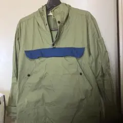 オリーブグリーンとブルーのマウンテンパーカーワークマン