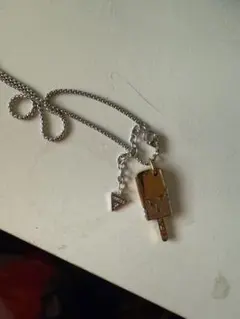 最終値下げ早い者勝ちguessアイスキャンディー型ネックレス