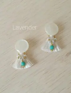 白ボタン*ミニタッセルピアス