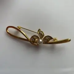 エレガントな花モチーフブローチ