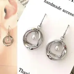 ハンドメイドピアス　パール　メタルフープ　シルバー　揺れる