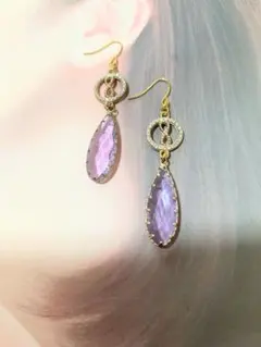 紫のドロップ型ピアス