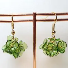 グリーン花モチーフ樹脂フックピアス