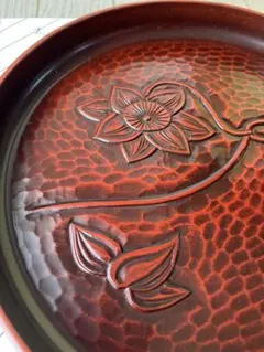 花の彫刻入り　赤の漆器 お盆　24センチ