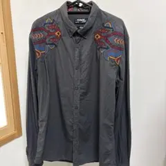 刺繍入りグレー長袖シャツ