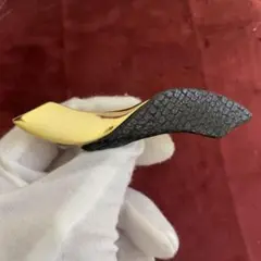【26】革張りゴールドブローチ　希少デザイン　ヴィンテージ