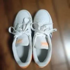 オレンジ スニーカー