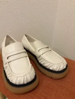 Charles and Keith ホワイトローファーのサムネイル
