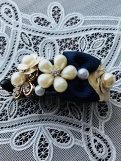 ネイビーリボンとオシャレな装飾付きバナナクリップ