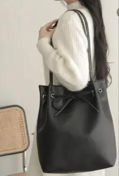 黒の軽量ショルダーバッグ