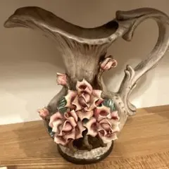 イタリア製 陶器製 花瓶 ピッチャー型 立体的な薔薇と蝶の装飾 - メルカリ