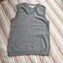 H&M Vネック ニットベスト グレー 120〜130くらい。9〜10才用？