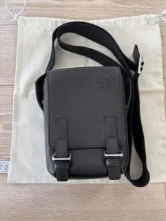 LOEWE メンズショルダーバッグ　ブラックのサムネイル